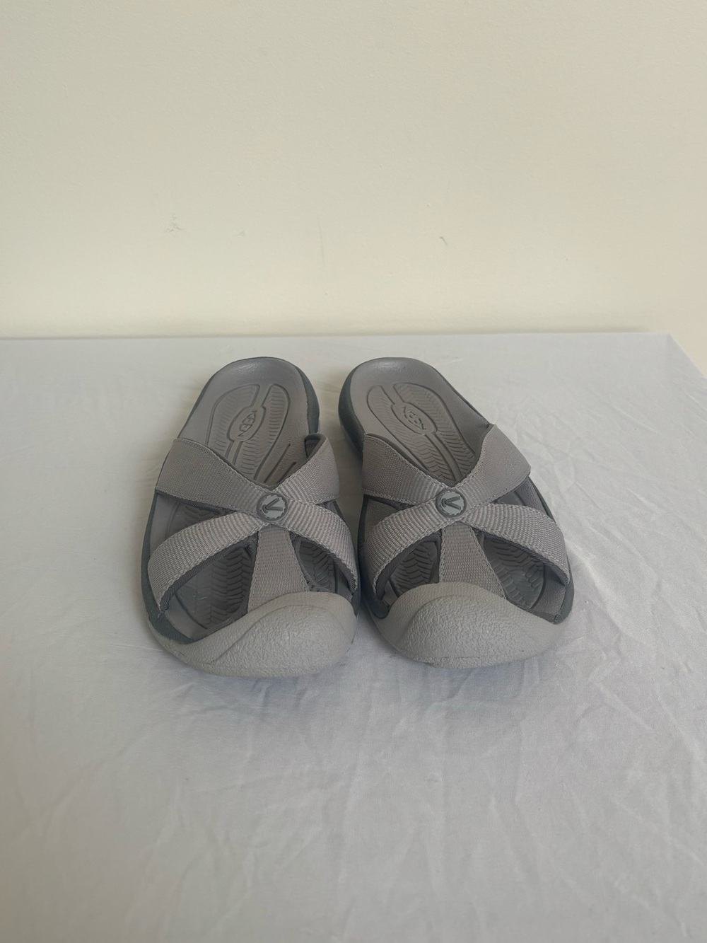 Keen Gray Bali Sandals Sz 8.5 Eu 39 Womens